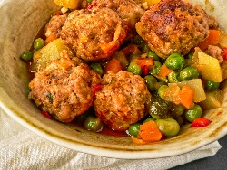 Кюфтета яхния по градинарски от картофи, кайма, грах и праз лук на фурна - снимка на рецептата Кюфтета яхния по градинарски от картофи, кайма, грах и праз лук на фурна - снимка на рецептата